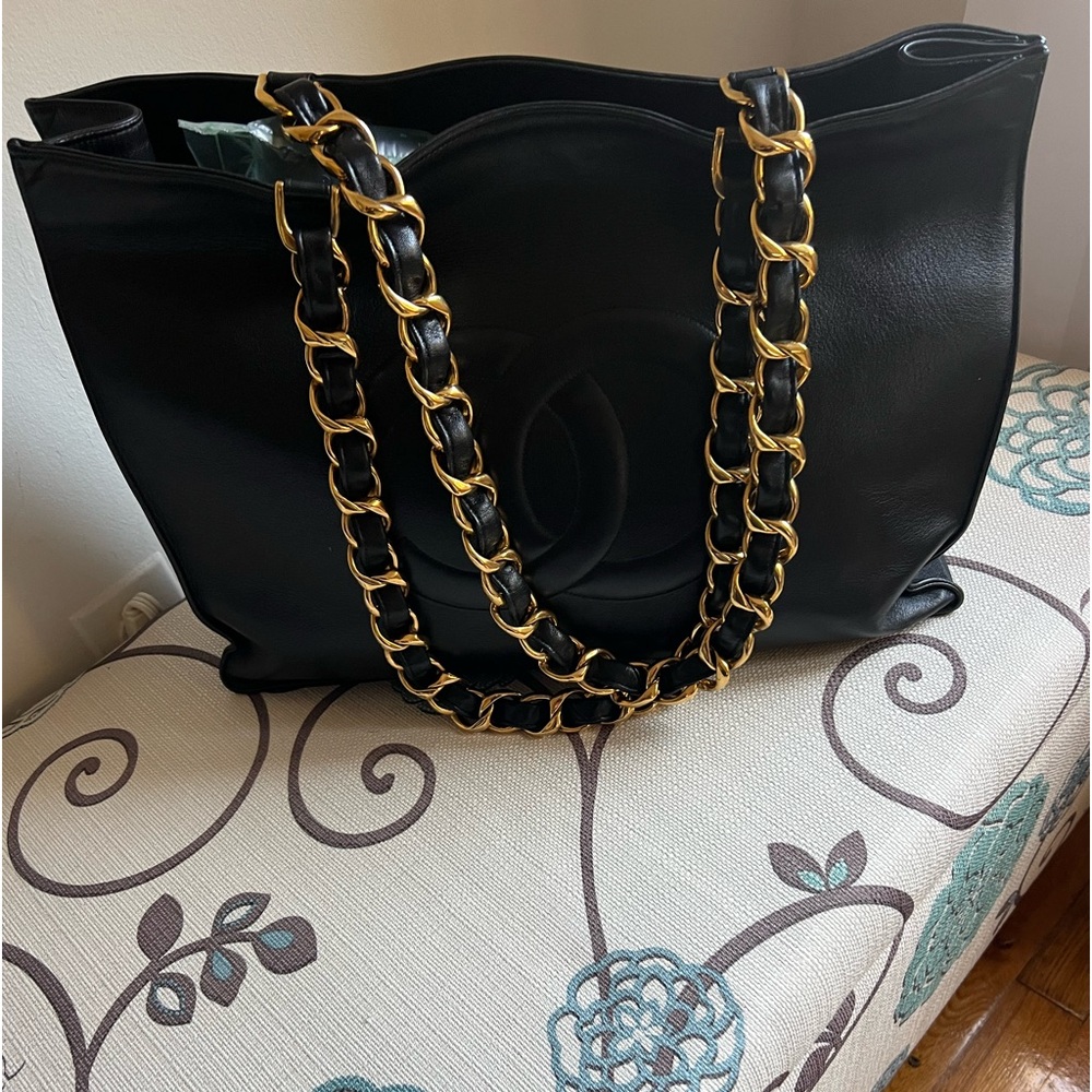 CHANEL black tote with gold hardware A+condition
